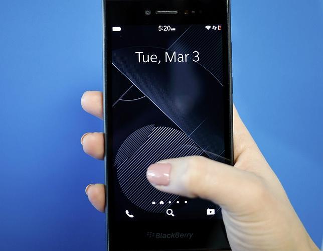 Blackberry anuncia la próxima llegada de un móvil con pantalla curvada y teclado «deslizante»