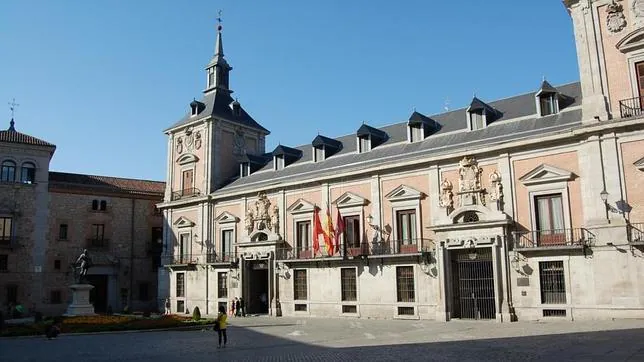 Por qué tiene dos puertas principales la antigua sede del Ayuntamiento de Madrid