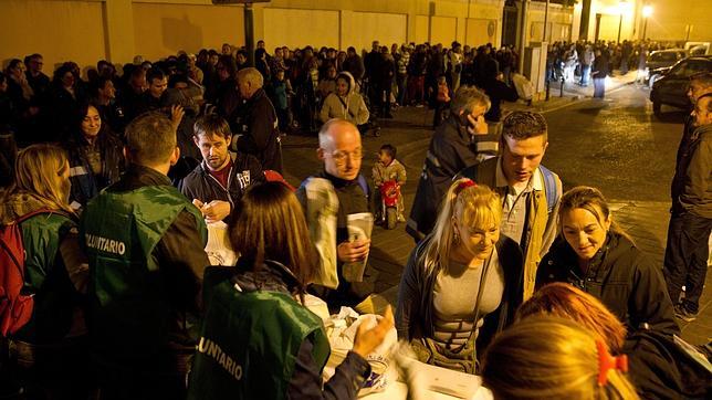 La «cola del hambre» en Valencia: mil personas en busca de un bocadillo de atún