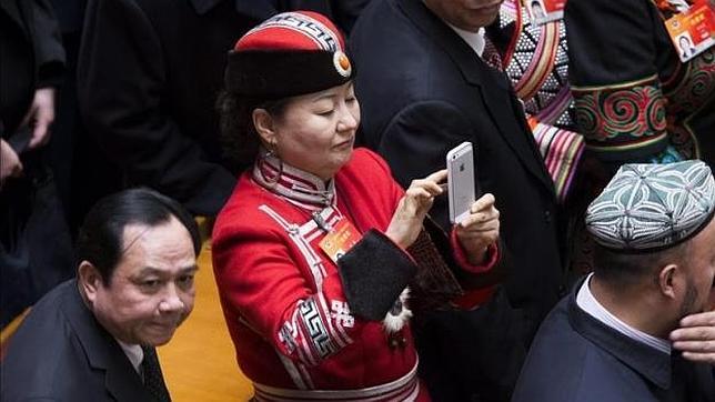 Una diputada china utiliza su smartphone