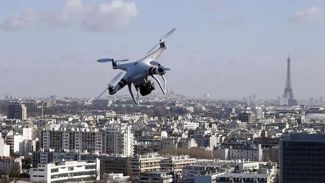 Un drone sobrevuela París el pasado mes de febrero