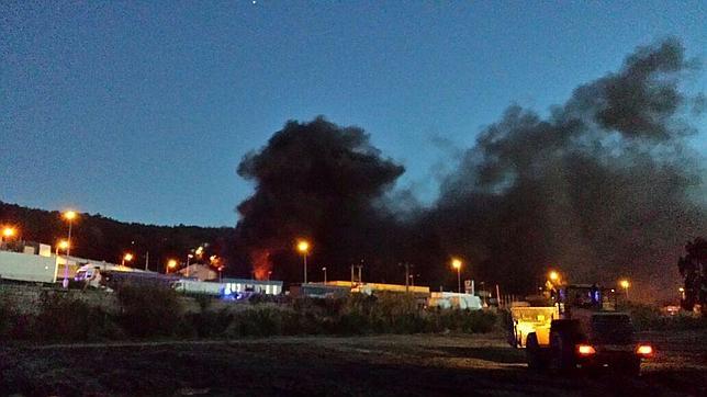 Espectacular incendio en una gasolinera a las afueras de Pontevedra