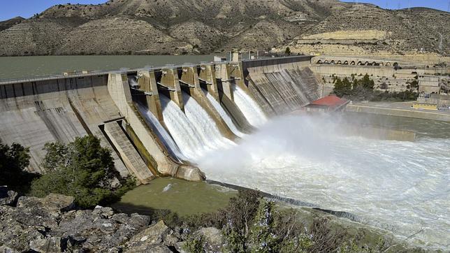 La Generalitat reclama el agua que sobra mientras el Ebro abre sus embalses