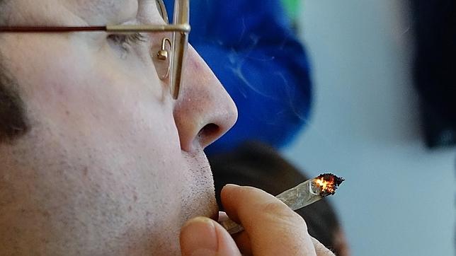 Más fumadores empiezan por el porro que por el cigarrillo