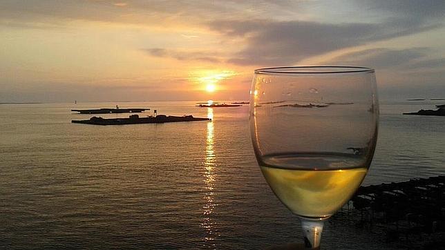 Acompañan sus mariscos con magníficos vinos del entorno