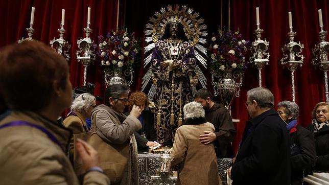 Esperando al Cristo de Medinaceli