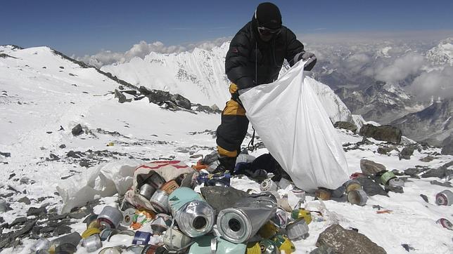 Alarma por la acumulación de excrementos humanos en el Everest