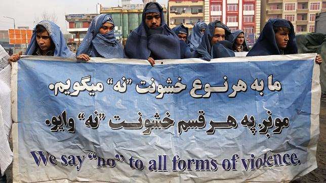 Manifestantes vistiendo el burka en defensa de los derechos de las mujeres afganas