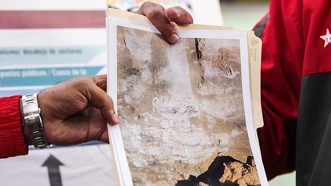 Maduro mostró la foto de una pared del metro de Caracas en la que imaginaba el rostro de Chávez