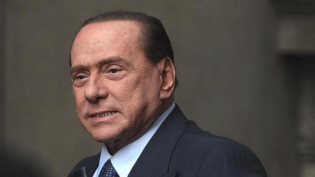 Berlusconi afirma tener el «problema » de que las mujeres siempre se enamoran de él