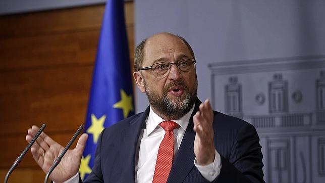 Schulz recomienda a Tsipras que deje de lado la ideología y pida un tercer rescate