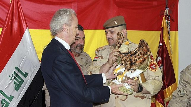 Morenés, en su visita sorpresa a las tropas de Irak