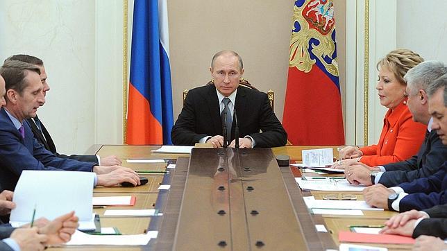 Putin, durante una reunión en el Kremlin, este viernes