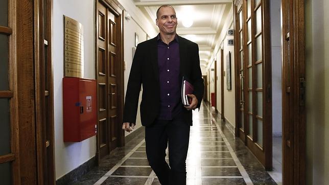 Varufakis cosecha críticas por hablar de un posible referéndum