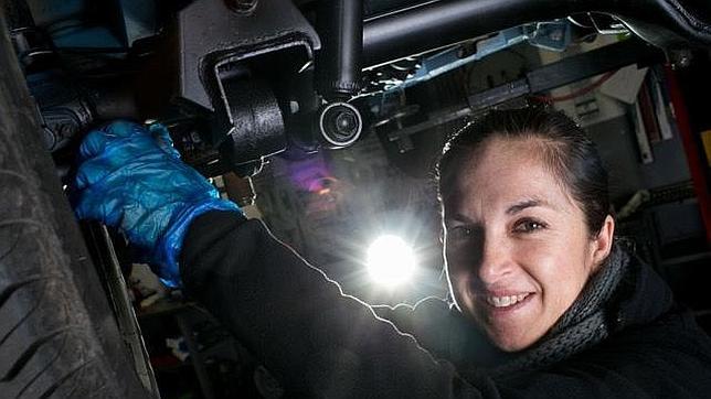 Ada Claramunt en su taller mecánico de Igualada (Barcelona)