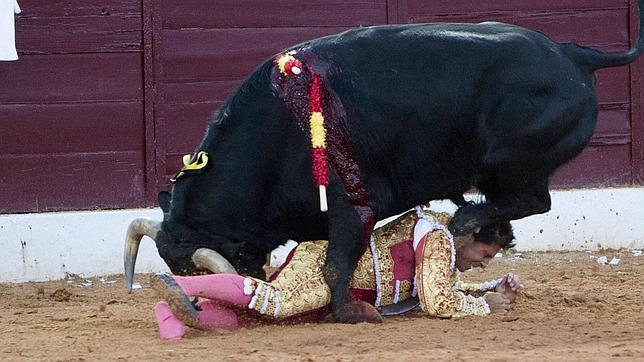 Rivera Ordóñez es pisoteado por el toro en un momento angustioso
