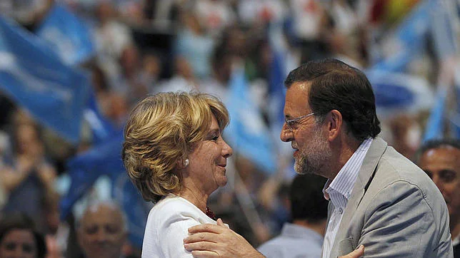 Esperanza Aguirre, junto a Mariano Rajoy en un acto de campaña