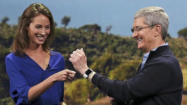 Tim Cook con el Apple Watch. Christy Turlington Burns ya lo ha probado en una carrera
