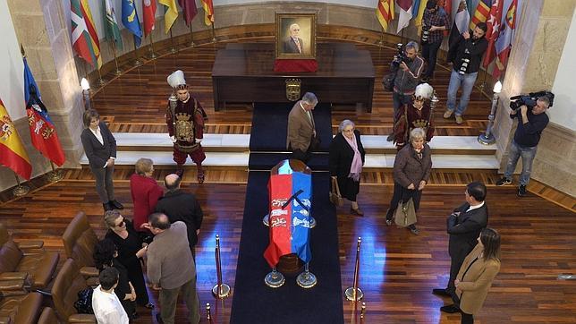 Capilla ardiente de Francisco Cacharro en el salón de plenos de la Diputación de Lugo