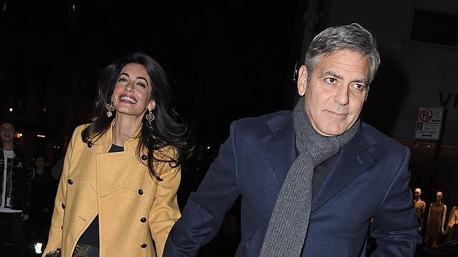 George Clooney y su mujer Amal Alamuddin a la salida de un restaurante en Nueva York