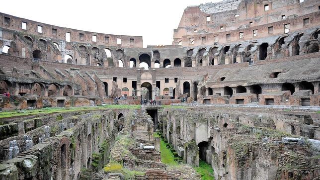 Turistas en el interior del Coliseo de Roma