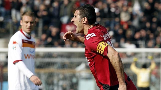 Lucarelli celebra un gol en su etapa como capitán del Livorno