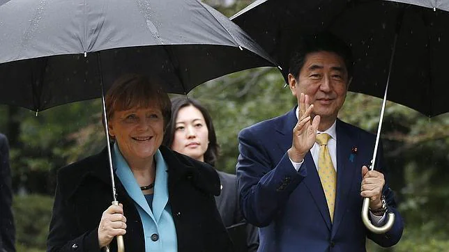 Angela Merkel y Shinzo Abe, este lunes en el museo Nezu, en Tokio
