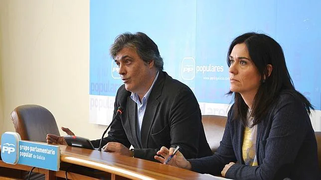 Pedro Puy, portavoz parlamentario del PPdeG, junto a la diputada Paula Prado