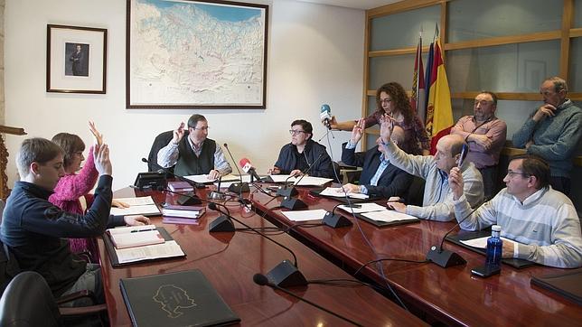 Independientes, PNV y Bildu avivan el rechazo de Treviño a Castilla y León