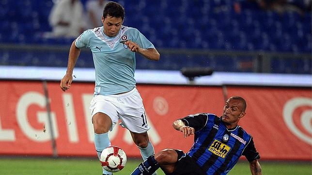 El jugador argentina conduce el balón zafándose de su par