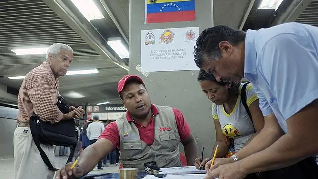 Venezolanos firman en apoyo del régimen de Maduro tras las sanciones anunciadas por Obama