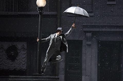 El espíritu de Gene Kelly renace en París con un nuevo montaje de «Cantando bajo la lluvia»