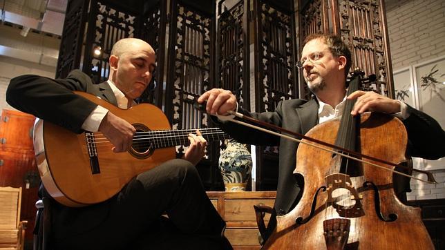 Alberto Cuéllar, a la guitarra, y Sergi Boadella, al chelo, son «Duo Saqi», que son sus nombres en mandarín