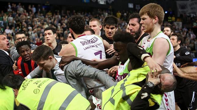 Cinco partidos a Shengelia y cuatro a Todorovic por la pelea del derbi vasco