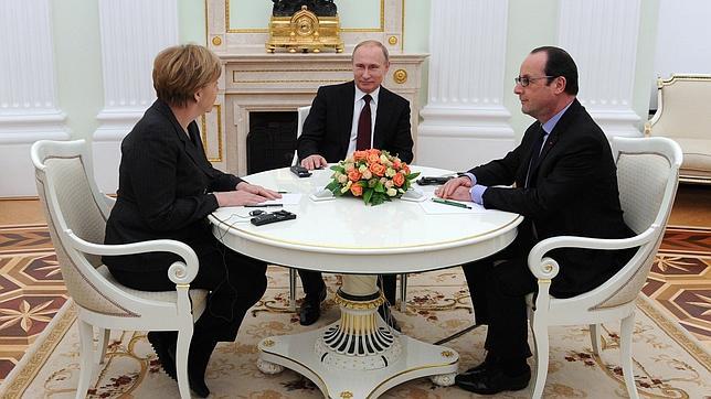 Merkel rechaza la invitación de Putin para asistir a las conmemoraciones del final de la II Guerra Mundial