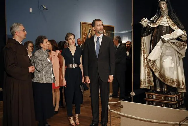 Los Reyes Felipe y Letizia escuchan las explicaciones de los comisarios de la exposición «Teresa de Jesús: La prueba de mi verdad»