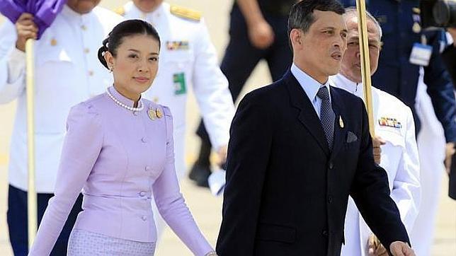 Cárcel para los exsuegros del príncipe de Tailandia por dañar a la monarquía