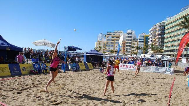 Las Canteras acoge el X Torneo Solidario de Tenis Playa este fin de semana