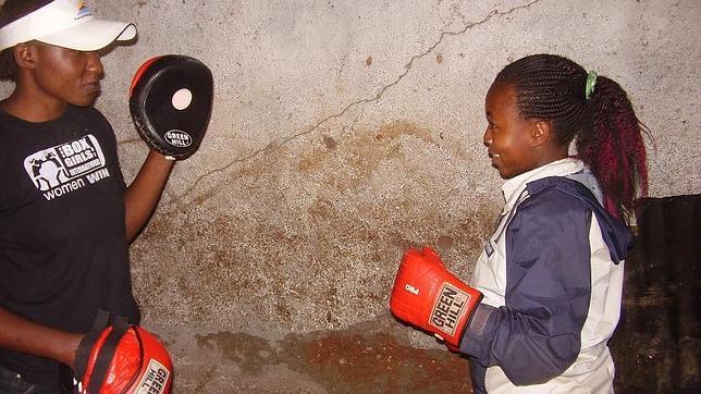 Chicas boxeadoras combaten el machismo en Kenia