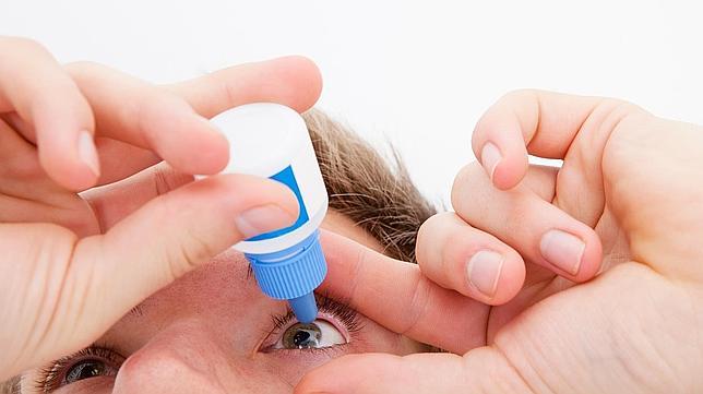 En fases iniciales de la enfermedad pueden utilizarse colirios para reducir la presión intraocular