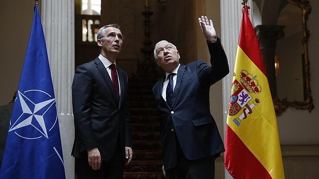 Stoltenberg y Margallo recuerdan a Podemos que España está más segura dentro de la OTAN