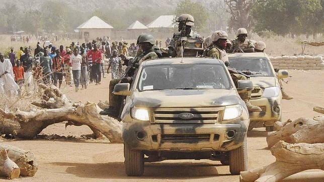 Soldados nigerianos mientras patrullan en Chibok, en el estado de Borno, al noreste de Nigeria