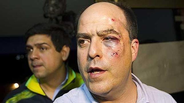 Borges a la salida de un enfrentamiento en la Asamblea