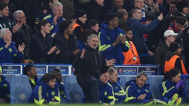 Jose Mourinho se lamenta de una ocasión perdida durante el Chelsea - PSG