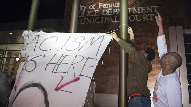 Los dos policías tiroteados en Ferguson han salido del hospital