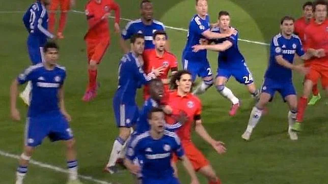 La jugada en la que Terry defiende a Cahill provocaba el gol del PSG