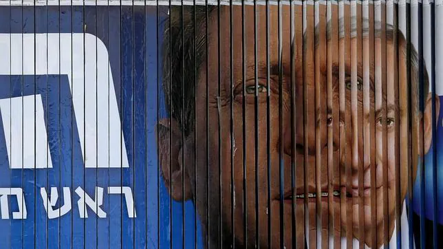 Un cartel electoral cambia de Isaac Herzog (izda.), líder de «Campo sionista», a Netanyahu
