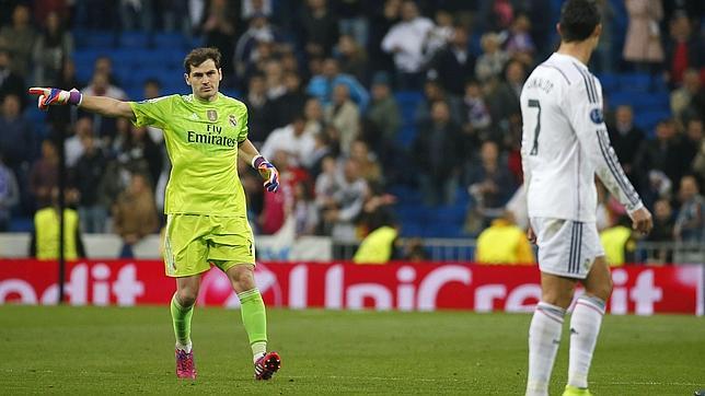 Casillas, obligando a Cristiano a saludar a la afición tras el Madrid 3-4 Schalke