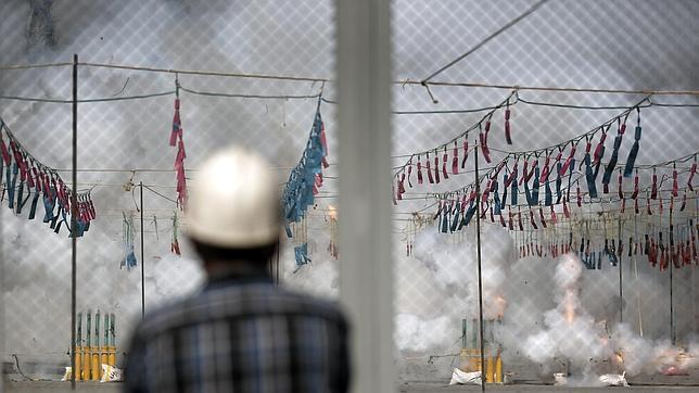 Fallas 2015: el sol se impone a la lluvia y garantiza el disparo de la mascletà