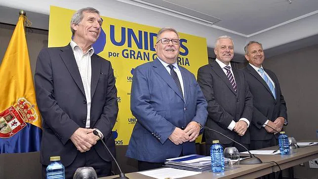 José Miguel Bravo de Laguna, José Francisco Pérez (Compromiso), Guillermo Reyes (i.) y el presidente del Partido Demócrata Progresista, Aladino Suárez (d.)
